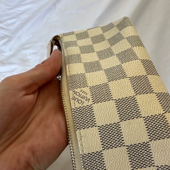 Louis Vuitton - Picture 6 of 7